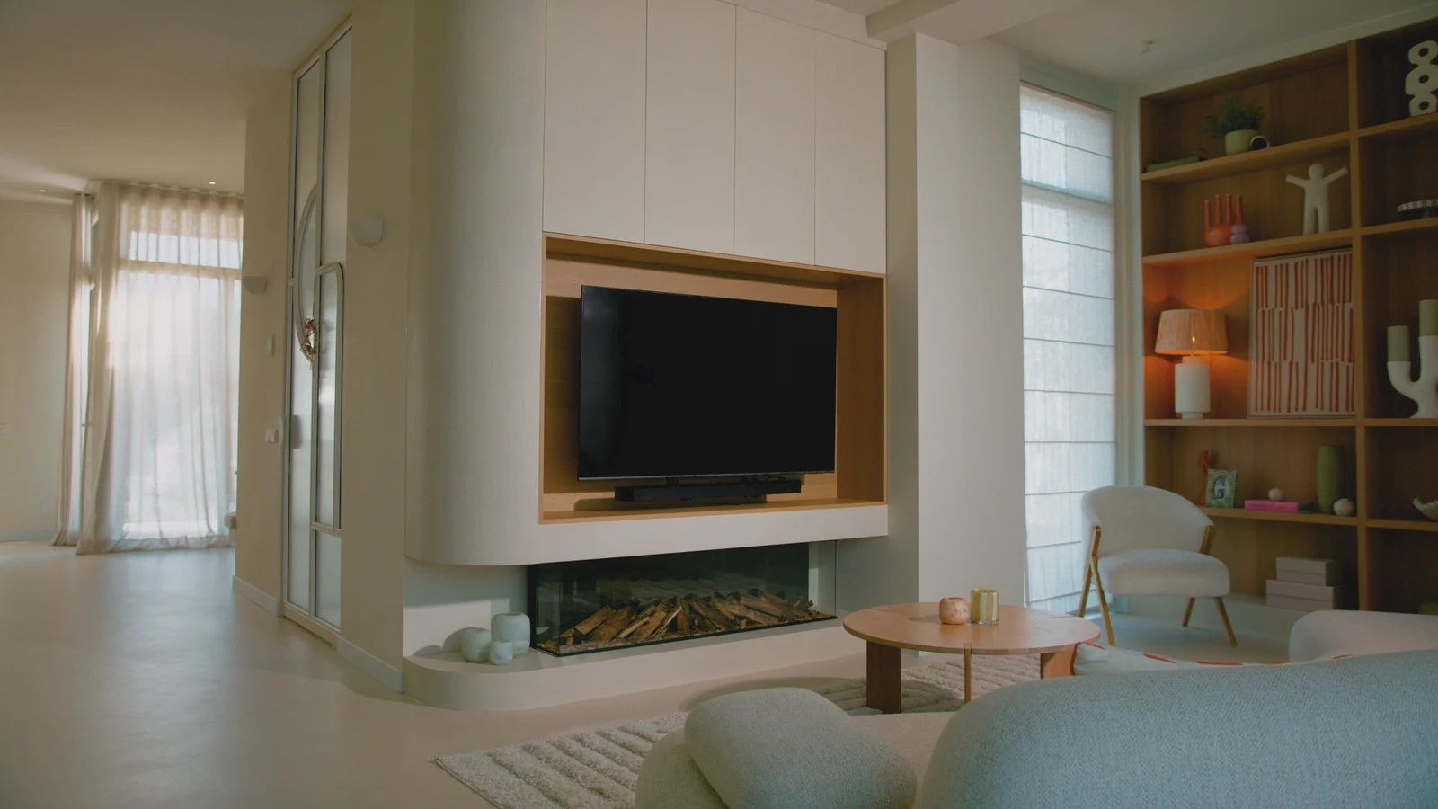 Naadloze wand en tv-meubel met haard