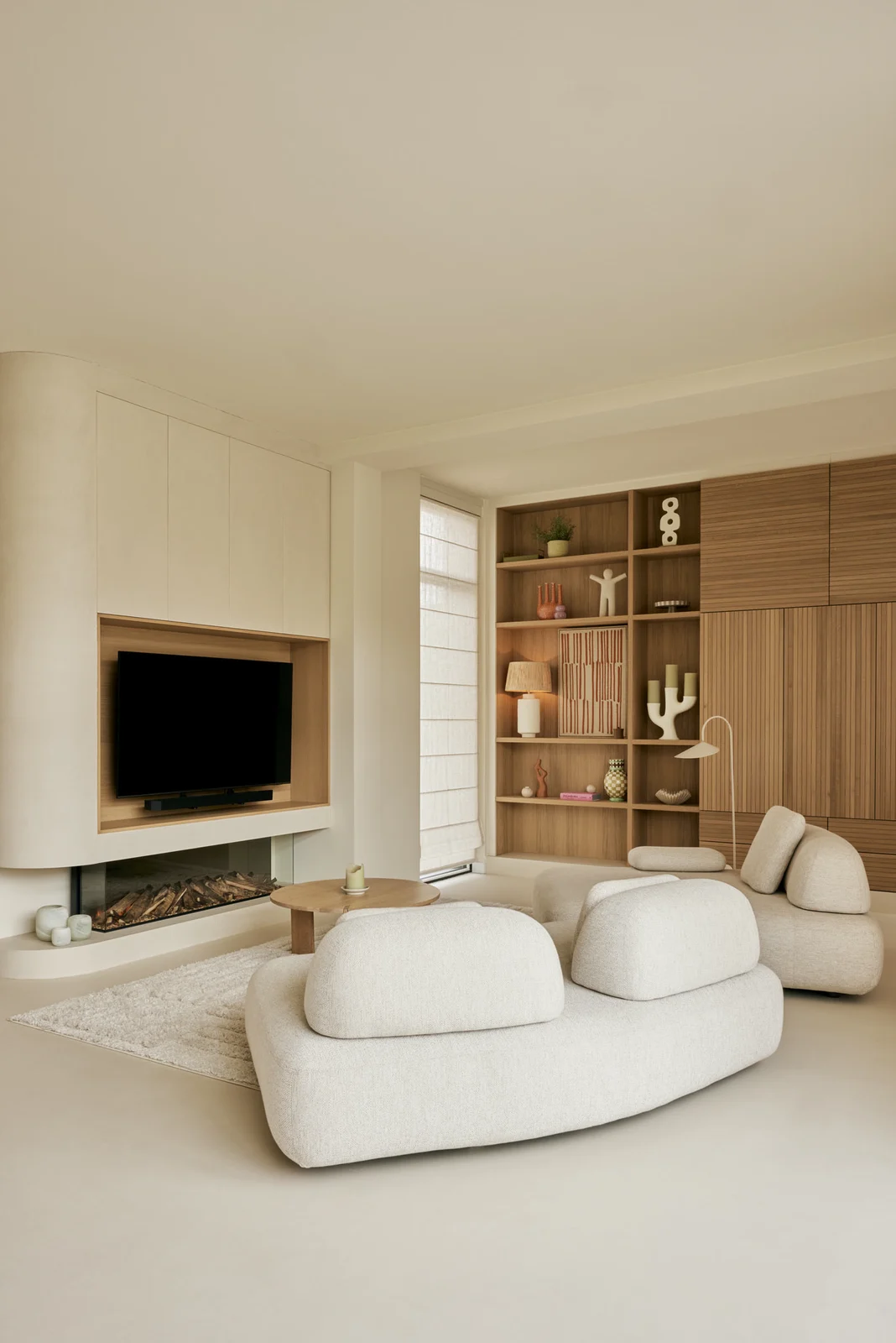 Naadloze wand en tv-meubel met haard
